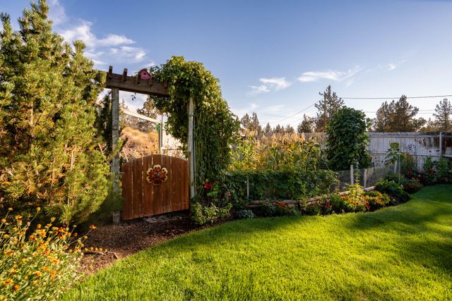 6563 NW Homestead Way, Redmond, OR 97756