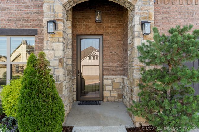 3735 S Redwood Drive, Broken Arrow, OK 74011