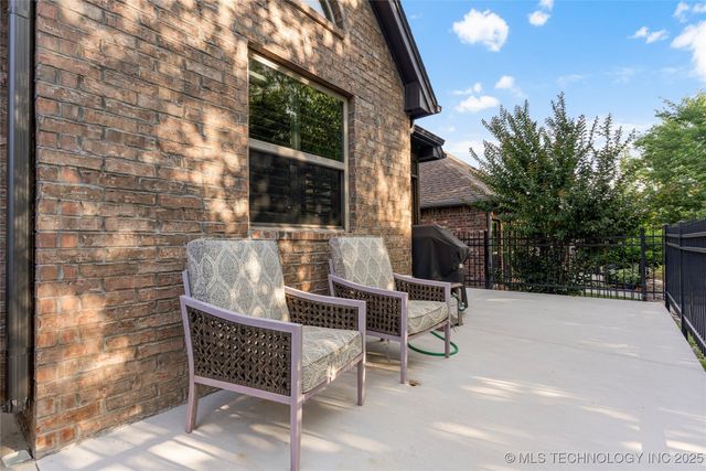 3735 S Redwood Drive, Broken Arrow, OK 74011