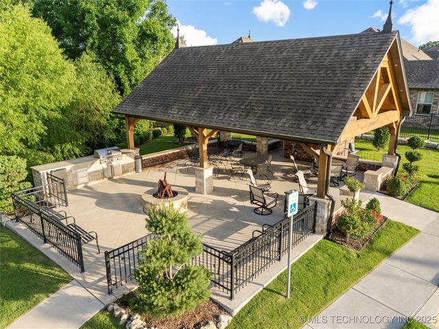 3735 S Redwood Drive, Broken Arrow, OK 74011