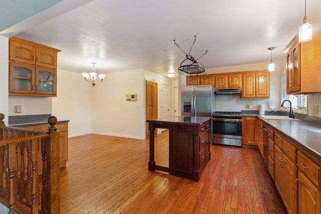 2075 Hidden Valley Drive, Crown Point, IN 46307