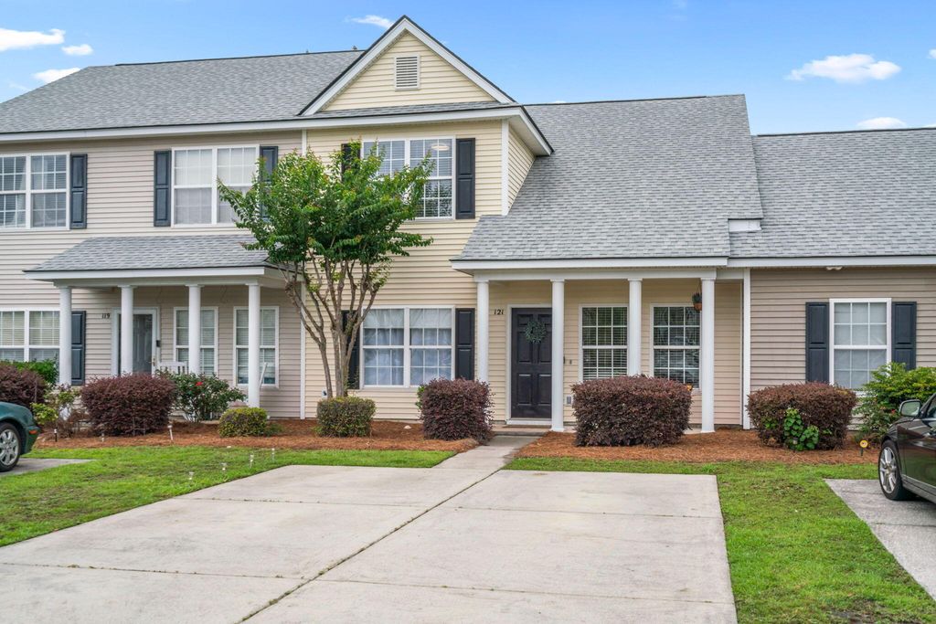 Image 2 of property listing at 121 Broad River Drive, Summerville, SC 29485