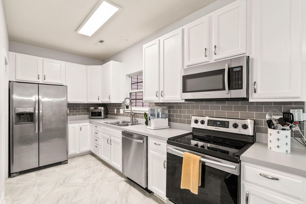 Image 5 of property listing at 121 Broad River Drive, Summerville, SC 29485