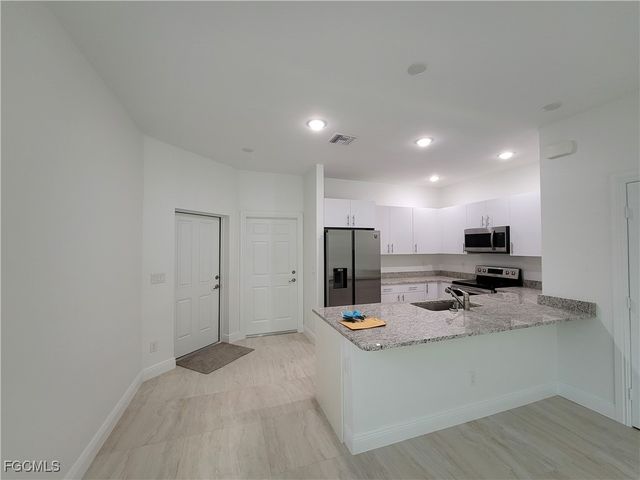 3519 SW Santa Barbara PL 30, Cape Coral, FL 33914