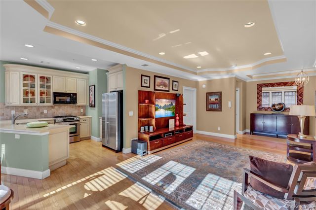 514 Pacing Way 514, Westbury, NY 11590