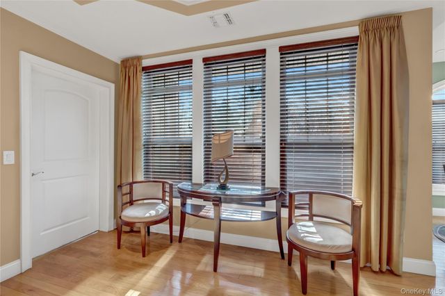 514 Pacing Way 514, Westbury, NY 11590