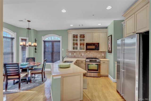 514 Pacing Way 514, Westbury, NY 11590