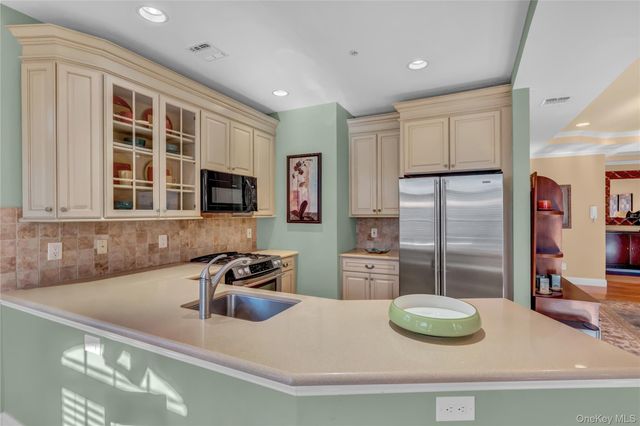 514 Pacing Way 514, Westbury, NY 11590