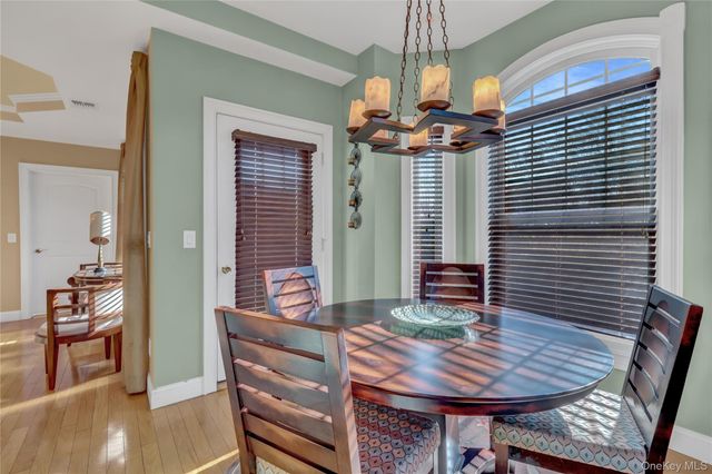 514 Pacing Way 514, Westbury, NY 11590