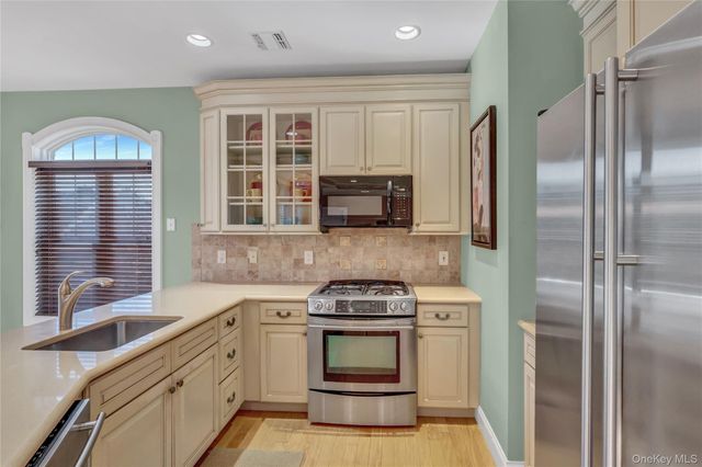 514 Pacing Way 514, Westbury, NY 11590