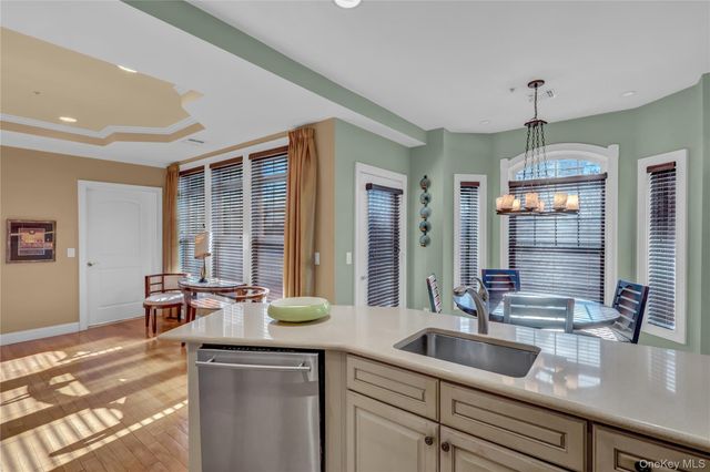 514 Pacing Way 514, Westbury, NY 11590