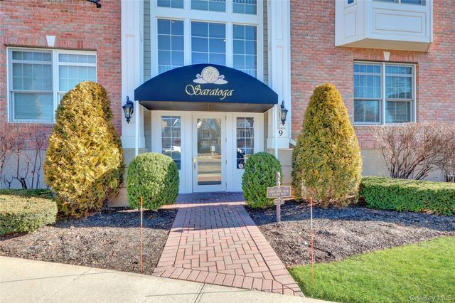 514 Pacing Way 514, Westbury, NY 11590