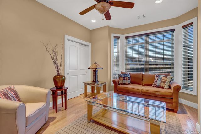 514 Pacing Way 514, Westbury, NY 11590