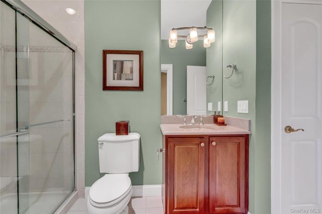 514 Pacing Way 514, Westbury, NY 11590