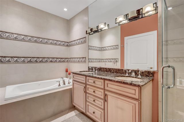 514 Pacing Way 514, Westbury, NY 11590