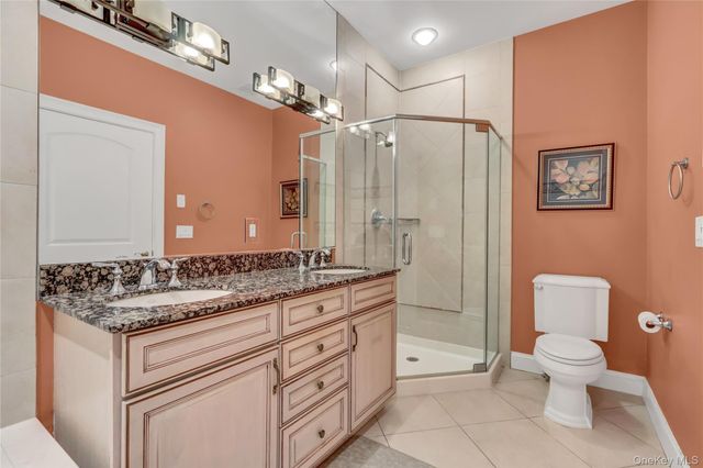 514 Pacing Way 514, Westbury, NY 11590