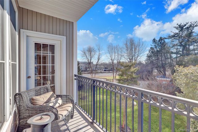 514 Pacing Way 514, Westbury, NY 11590