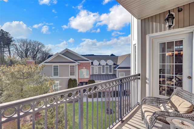 514 Pacing Way 514, Westbury, NY 11590