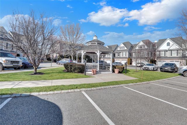 514 Pacing Way 514, Westbury, NY 11590