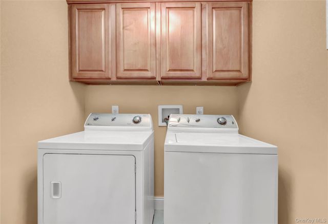 514 Pacing Way 514, Westbury, NY 11590