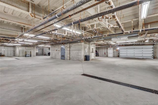 514 Pacing Way 514, Westbury, NY 11590