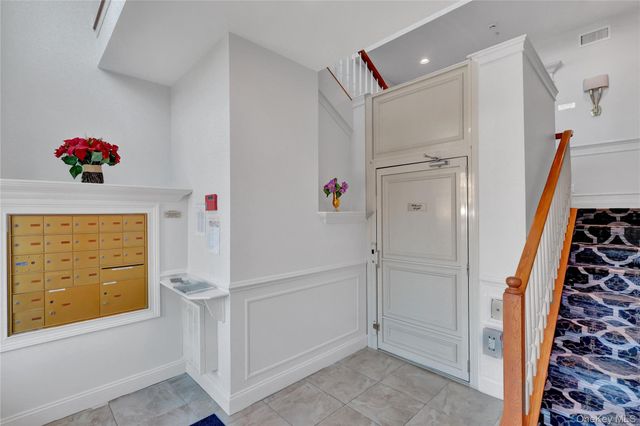 514 Pacing Way 514, Westbury, NY 11590