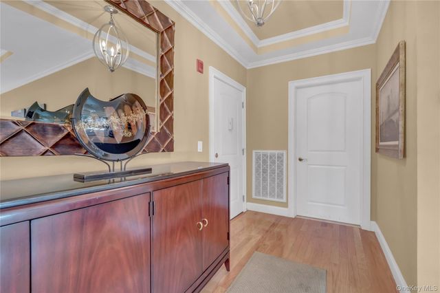 514 Pacing Way 514, Westbury, NY 11590