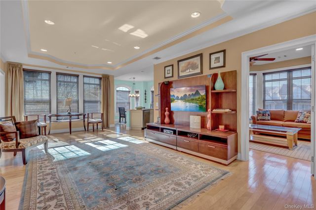 514 Pacing Way 514, Westbury, NY 11590