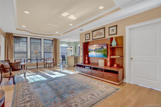 514 Pacing Way 514, Westbury, NY 11590