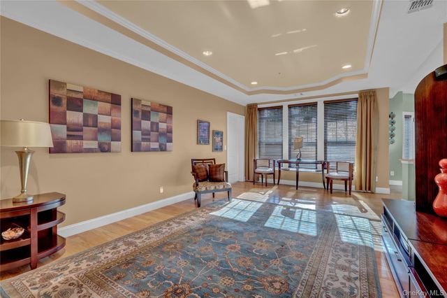 514 Pacing Way 514, Westbury, NY 11590