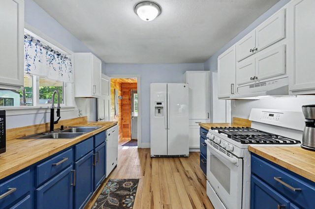 522 W Englewood Avenue, Twin Lake, MI 49457