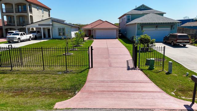 615 28th Street, Dickinson, TX 77539