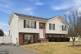 60 PARAGON DR, Bunker Hill, WV 25413