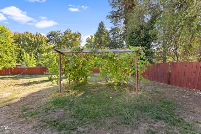 833 Beall Lane, Medford, OR 97502