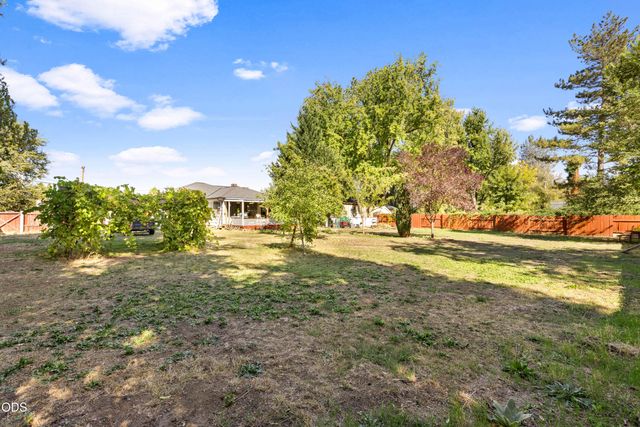 833 Beall Lane, Medford, OR 97502