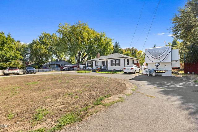 833 Beall Lane, Medford, OR 97502