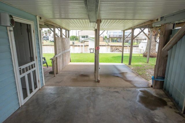 135 County Road 200, Sargent, TX 77414