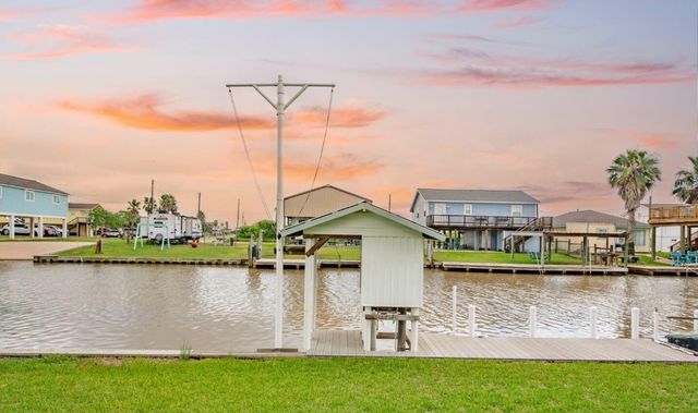 135 County Road 200, Sargent, TX 77414
