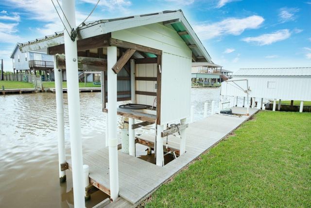 135 County Road 200, Sargent, TX 77414
