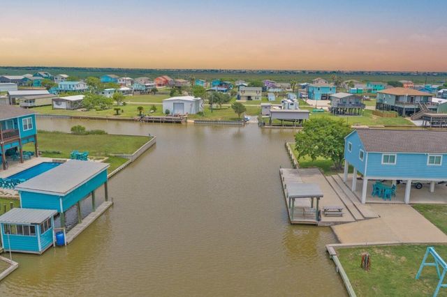 135 County Road 200, Sargent, TX 77414