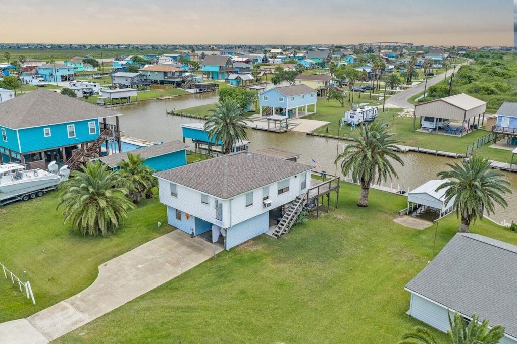 135 County Road 200, Sargent, TX 77414