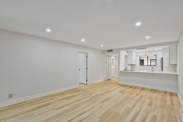 5220 Las Verdes Circle 321, Delray Beach, FL 33484