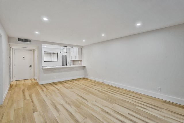 5220 Las Verdes Circle 321, Delray Beach, FL 33484