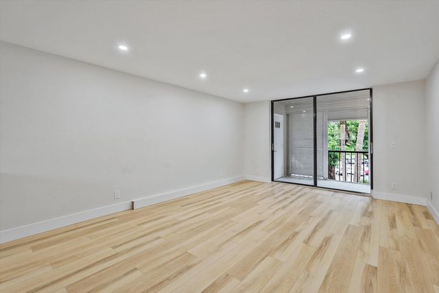 5220 Las Verdes Circle 321, Delray Beach, FL 33484