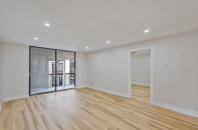 5220 Las Verdes Circle 321, Delray Beach, FL 33484