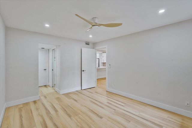 5220 Las Verdes Circle 321, Delray Beach, FL 33484