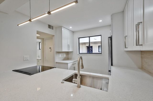 5220 Las Verdes Circle 321, Delray Beach, FL 33484