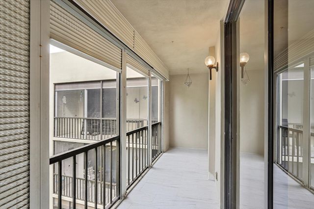 5220 Las Verdes Circle 321, Delray Beach, FL 33484