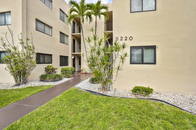 5220 Las Verdes Circle 321, Delray Beach, FL 33484