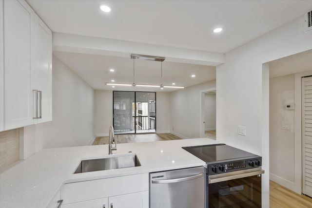 5220 Las Verdes Circle 321, Delray Beach, FL 33484